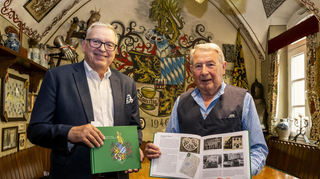 Der Verkehrsverein Speyer stellt im Nebenzimmer der zweitältesten Speyerer Gastwirtschaft Weinstube "Schwarzamsel" das von seinem Mitglied Fritz Hochreither geschriebene Buch "Die Pfalzgrafen 1946" vor, das sich mit der Geschichte des illustren gleichnamigen Stammtischs beschäftigt. Dieser Stammtisch traf sich immer im Nebenraum der Weinstube, der unter Kennern als die "Burg zur Schwarzen Amsel" bekannt ist. Hier der Vorsitzende Uwe Wöhlert mit Hochreither