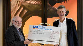 30.000 Eier als Spende vom Fördererkreis: Generaldirektor Wilfried Rosendahl (l.) mit einem Saurierei in der Hand und Michael Kost vom Fördererkreis.