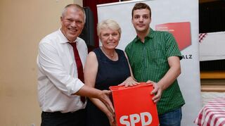Damals sprach man mehr miteinander: Im Jahr 2016 posierten der jetzige unabhängige OB-Kandidat Martin Wegner (links), die frühere Bundestagsabgeordnete Doris Barnett und David Guthier gemeinsam für ein stimmiges SPD-Bild.