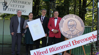 Dietrich Edinger (3.v.l.) 2022 bei der Verleihung des 42. Seckenheimer Blümmelordens in Ilvesheim. Am Donnerstag wird Edinger 75 Jahre alt.