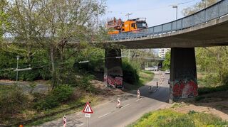 Die Fahrleitung auf der Stadtbahnrampe wird zurück gebaut. Eine Fahrspur der darunterliegenden Bundesstraße ist gesperrt.