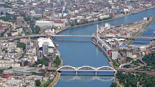 Die Konrad-Adenauer-Brücke ist eine wichtige Verbindung zwischen Mannheim und Ludwigshafen.