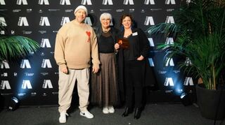 Karlstorbahnhof-Geschäftsführerin Cora Malik (rechts) und Programmmacher Michael Müller wurden von Kulturstaatsministerin Claudia Roth mit dem Applaus-Award ausgezeichnet.