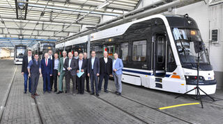 Großer Bahnhof bei der offiziellen Inbetriebnahme der neuen XXL-Tram, in der Mitte im karierten Jacket der Mannheimer CDU-Oberbürgermeister und RNV-Aufsichtsvorsitzende Christian Specht.