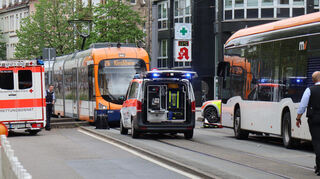 Ein 24-Jähriger ist bei dem Unfall mit der Straßenbahn schwer verletzt worden.