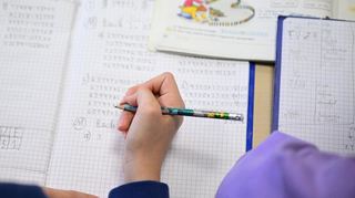 Übergeordnetes Ziel von Startchancen ist die Halbierung der Anzahl der Schülerinnen und Schüler, die die Mindeststandards in Deutsch und Mathematik verfehlen.
