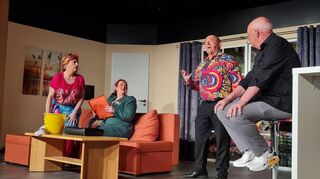 Bernhard (Frank Kappler, Mitte) geht in seiner neuen Rolle auf. Von links: Jasmin Stahl, Denise Roth und Klaus Stahl.