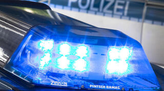 Ein Blaulicht leuchtet auf dem Dach eines Polizeiwagens.