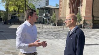 Christian Inturri (l.) und Peter Lichtenthäler im Gespräch auf dem Apostelplatz: Politik bedeutet, erst mal zuzuhören.