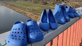 Die kobaltblauen Schuhe gehen auf eine Idee des Heidelberger Künstlers Frank Schlottmann zurück.