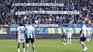 Waldhof-Fans auf der Osttribüne beim Heimspiel am vergangenen Sonntag gegen 1860 München mit Protestbannern.