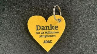 Zu den Freikarten gab es diese Schlüsselanhänger. Sonst ist bei Waldhof-Fans "ACAB" gängiger als ADAC.