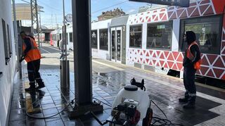 Der Bahnsteig wird gründlich gereinigt – auch von hartnäckig festklebenden Kaugummis.