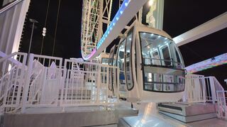 Das Riesenrad hat 48 geschlossene, vollklimatisierte Gondeln mit Audiosystem. Es ist fast 70 Meter hoch.