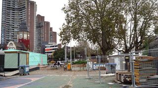 Ein Bild vom Herbst, als das Freizeitprojekt ALTER in der Pause war. Westlich davon, Richtung Parkplatz und Lidl-Markt, soll das Riesenrad aufgebaut werden.