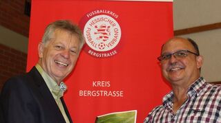 Kreisfußballwart Martin Wecht (rechts), hier mit seinem Vorgänger Reiner Held, erläutert die Auf-und Abstiegsregelungen der Bergstäßer Liegen.