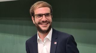 Sebastian Sobota ist seit Januar 2025 stellvertretender Direktor der Kriminologischen Zentralstelle (KrimZ) in Wiesbaden, einer gemeinsamen Forschungseinrichtung des Bundes und der Länder. Zu seinen Schwerpunkten zählen unter anderem das Sanktionenrecht und Drogenstrafrecht.