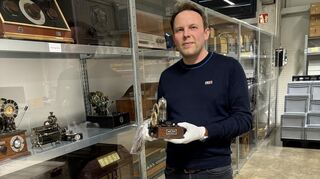 1926 ein Riesen-Ding: Der OE 333 mag in der Hand von Depotleiter Markus Klejnowski unscheinbar wirken –zu seiner Zeit war der Radioempfänger aber eine bahnbrechende Neuheit.