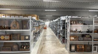 Nur ein Teil der 7000 Objekte umfassenden Rundfunksammlung des Technoseums: In langen Reihen stehen - staubdicht verpackt - wahre Schätze aus der Rundfunk-Geschichte.