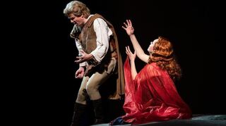 Eindringliche Szene aus dem Zweiten Aufzug von Richard Wagners Bühnenweihfestspiel: Heldentenor Jonathan Stoughton (Parsifal) und Mezzosopranistin Julia Faylenbogen (Kundry) in der Mannheimer Ersatzspielstätte Opal.
