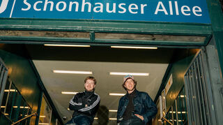 Zartmann (r.) hat den Titelsong „Schönhauser“ mit Rapper Gustav aufgenommen.