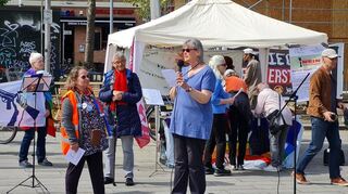 Am Alten Messplatz hält Regina Hagen (Mitte) einen Vortrag über Abrüstung, begleitet von Hedwig Sauer-Gürth (links) vom Friedensbündnis Mannheim.