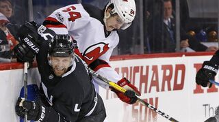 Joseph Blandisi (hinten, hier im Zweikampf mit Dennis Seidenberg) spielte in der NHL auch für die New Jersey Devils.