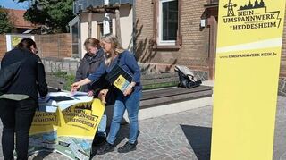Heddesheim 19.4.2025: Die Bürgerinitiative gegen das Umspannwerk Mannheim Ost verteilt an einem Infostand Musterschreiben, mit denen die Bürger Widerspruch einlegen können.