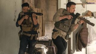 Jon Bernthal (links) und Ben Affleck liefern in "The Accountant²" kompetent harte Action.