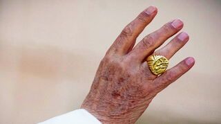 Der sogenannte Fischerring, hier am Finger von Benedikt XVI., ist seit dem 14. Jahrhundert der Amtsring der Päpste. dpa
