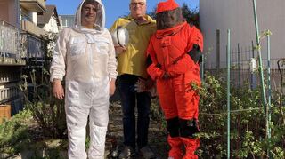 Eingepackt in stichfeste Anzüge: Die Hornissenbekämpfer Michael Falkenstein (v.l.), Hans Bugert und Nicole König.