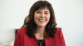 Oberbürgermeisterin Jutta Steinruck (parteilos) an ihrem ersten Arbeitstag als Stadtoberhaupt. Inzwischen ist die Euphorie einer gewissen Ernüchterung gewichen, denn der Gestaltungsspielraum ist kleiner als gedacht.