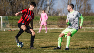 Die SG Nordheim/Wattenheim und der VfB Lampertheim, hier NoWas Finn Mehner (l.) gegen Lampertheims Nunzio Pelleriti, können auf eine solide Spielzeit in der B-Liga blicken.