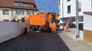 In der Feudenheimer Schillerstraße werden Biotonnen geleert.
