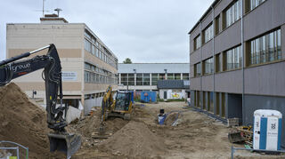Die Schule in den Weschnitzauen: Der Umzug in den Neubau steht bevor. Hinten ist die Riedhalle zu sehen. Noch steht nicht fest, wo die Schulturnhalle entstehen wird und wer sie baut.