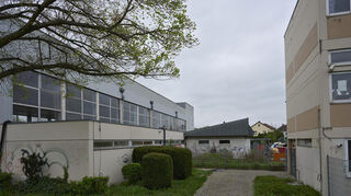 Die Riedhalle (links) liegt neben den Schulgebäuden. Rechts ist der Altbau zu sehen, der nach dem Umzug in den Neubau abgerissen wird.