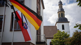 Trauerflor nach dem Tod des Papstes am Lampertheimer Stadthaus.