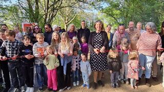 Diana Pretzell (Mitte) eröffnet mit vielen Kindern den neuen Spielplatz in Feudenheim.
