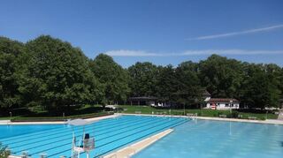 Das Freibad der Stadt Ladenburg im Mai 2023: Wegen der anstehenden Sanierung endet die Saison 2026 früher, 2027 fällt sie komplett aus.