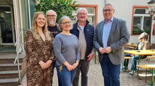 Initiator Richard Brox (2. v. r.) mit Nathalie Jacobi (v. l.), Gerhard Fontagnier, Marie-Louise Uhrig, und Thorsten Riehle im Innenhof des Hauses Bethanien.