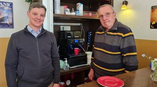 Sozialarbeiter Benjamin Müllerchen (l.) und Lothar, der das Café betreut.