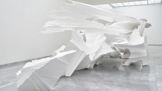 Die Styropor-Skulptur „Ghost“ von Katharina Grosse in der Ausstellung „The Sprayed Dear“ in Stuttgart.