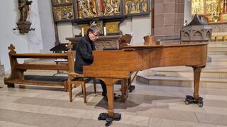 Bezirkskantor Klaus Krämer untermalt die Gedenkfeier für Papst Franziskus an der Orgel und am Klavier.