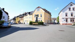 In Sandhofen – im Bild ist der alte Ortskern am Kriegerdenkmal zu sehen – besteht großes Potenzial zur Entsiegelung und Begrünung von Flächen. Mehr als 90 Prozent dieser Flächen befinden sich aber laut Stadtverwaltung in privatem Besitz.