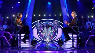 Kurioser Zwischenfall: Als Rykal bei 16.000 Euro ihren Telefonjoker zieht, verwählt sich die Redaktion von „Wer wird Millionär?“. Moderator Jauch nimmt es mit Humor.