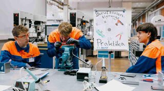Ein Praktikant in der Ausbildungswerkstatt für Metall- und Elektrotechnik der BASF in Ludwigshafen bohrt ein Gewinde.