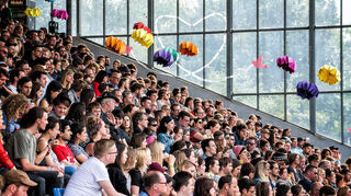 Füllt sich der Parcours d` Àmour des Maifeld Derbys, die Tribüne vor der Bühne im Reitstadion, ab 2027 wieder? Es gibt Hoffnung, aber noch keinen klaren Weg.