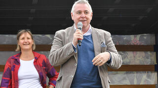 Kultur- und Wirtschaftsbürgermeister Thorsten Riehle vor dem Alten Kino beim Theaterfest zum Auftakt der neuen Spielzeit. Der Ex-Capitol-Chef will das Maifeld Derby weiter ermöglichen.