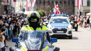 2024 mit Polizei-Eskorte: Der große Umzug durch die Straßen der Innenstadt ist traditionell eigentlich einer der Höhepunkte des Brezelfestes.