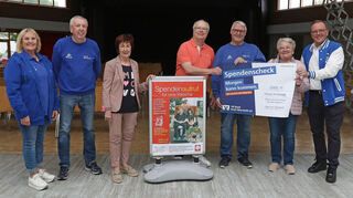 Der HCV unterstützt den Kauf der E-Rikscha großzügig mit 1000 Euro. Monika Miehe (v.l.) , Gernot Becher, Bürgermeisterin Bärbel Schader, Siegfried Gebhardt, Rainer Kohl, Annerose Bechtloff und Frank Reichmann freuen sich. Für weitere Spenden wollen Stadt und Seniorenbeirat am Sonntag bei der Spargelwanderung werben.